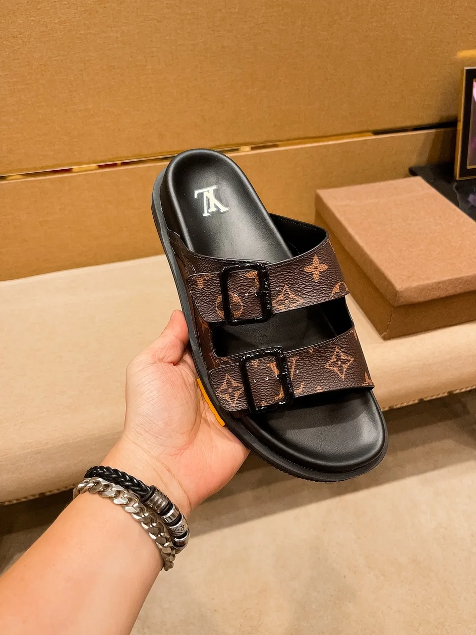 Men's shoes 💰 380 💰 New model on the market 🔥 [LV 🔥 Slippers] High-end 1:1 mold customization of first-layer cowhide, original upgraded version of the outsole, lighter and non-slip. The market's top quality, fashionable and trendy, versatile and popular, simple yet tasteful, a must-have for fashionistas, exuding a fashionable and casual atmosphere, fashion is at your feet, full of confidence, the same style at the counter 👍The season of spring and summer slippers is here, they are super beautiful to wear, 38-44, multiple colors available🔥